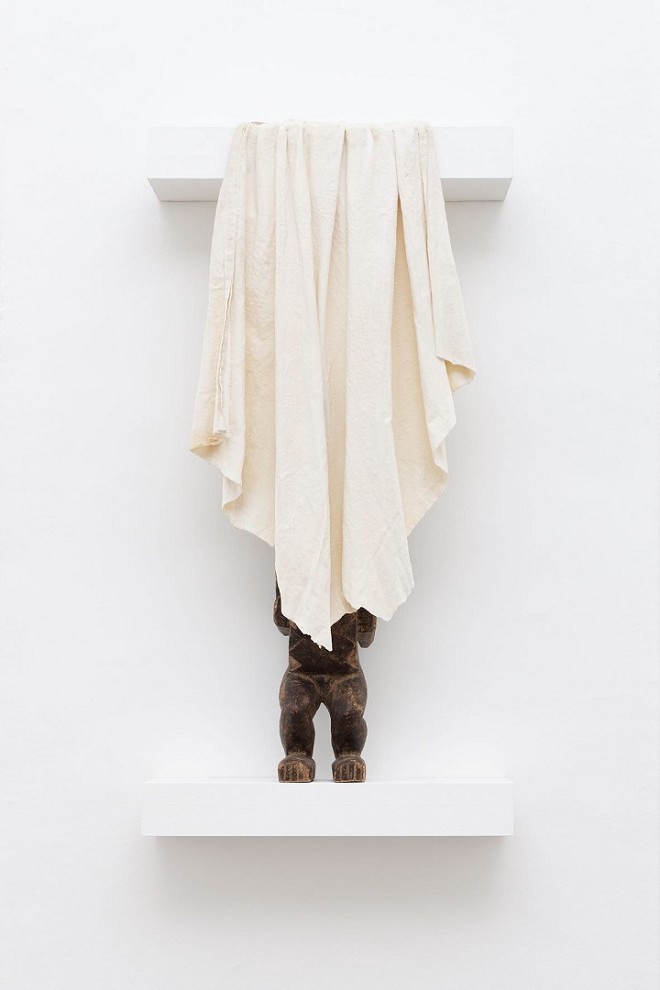 Mariée Voilée, 2014, statuetta in legno africana, drappo pietrificato 70 x 30 x 20 cm